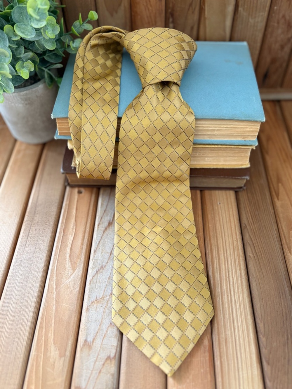 Kenneth Cole New York Gold Silk Tie Geometric Diamond Pattern